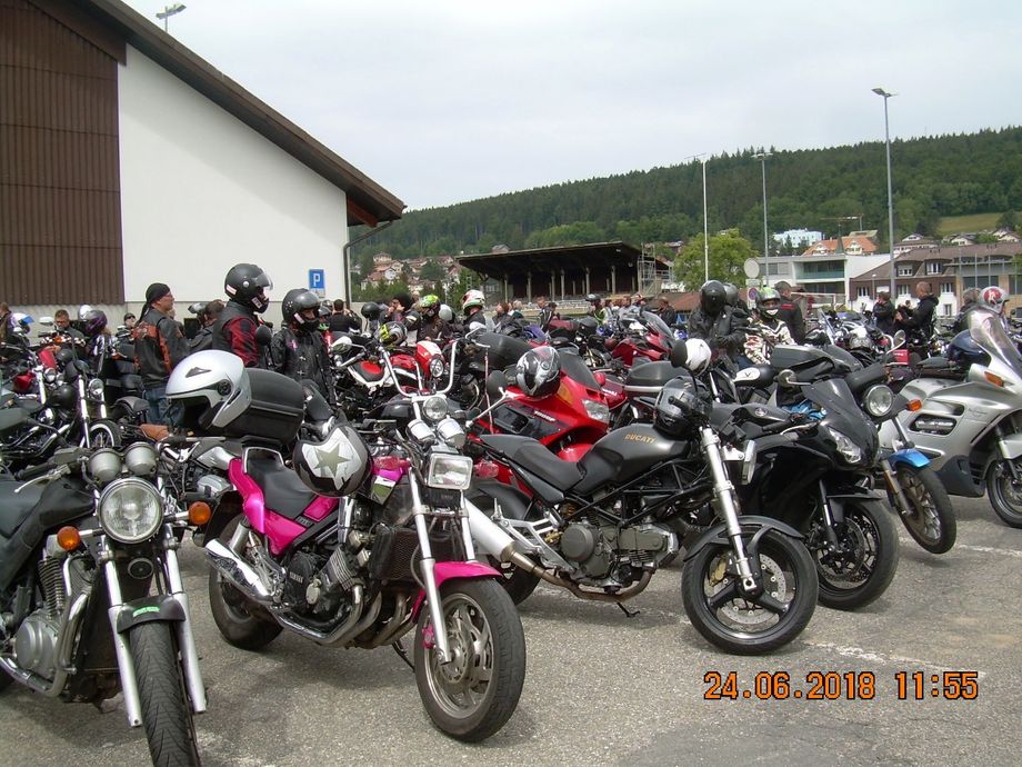 Il y a env. 200 motos sur le parking