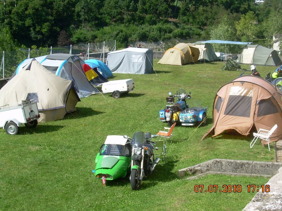 Le campement s'organise dans la parc du Château de Moudon