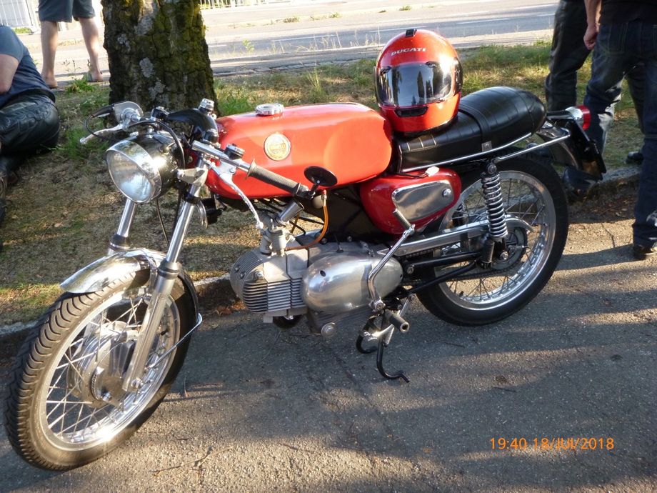 Il y a peu de motos anciennes, voici une italienne des belles années !