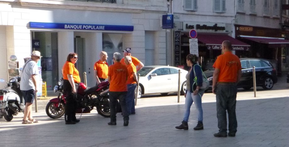 Grande discussion autour d'une ... moto sur la place devant le Marché couvert de Beaune.